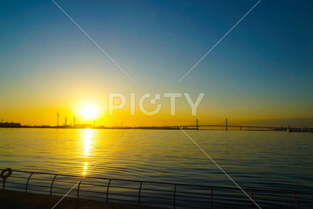 横浜港の朝焼け