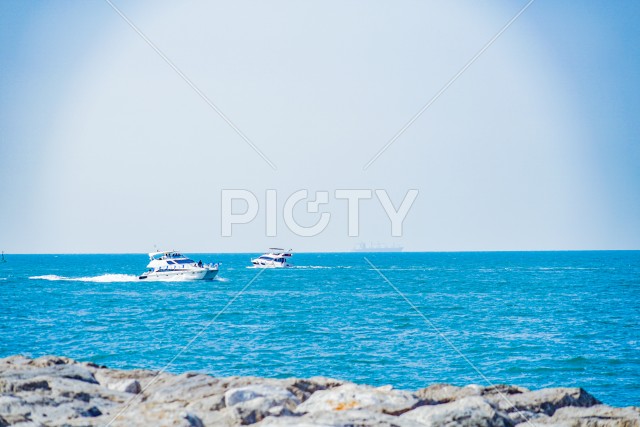 ペルシャ湾（アラビア湾）とクルーザー