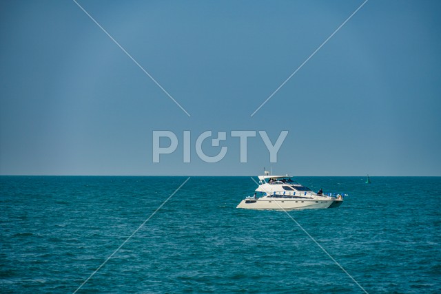 ペルシャ湾（アラビア湾）とクルーザー