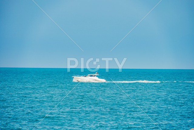 ペルシャ湾（アラビア湾）とクルーザー