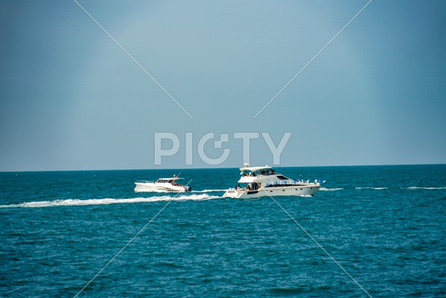 ペルシャ湾（アラビア湾）とクルーザー