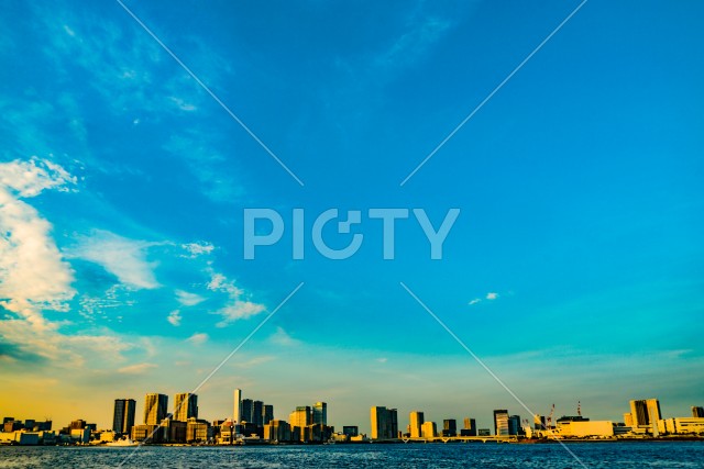 東京湾から見える東京の街並みと夕景