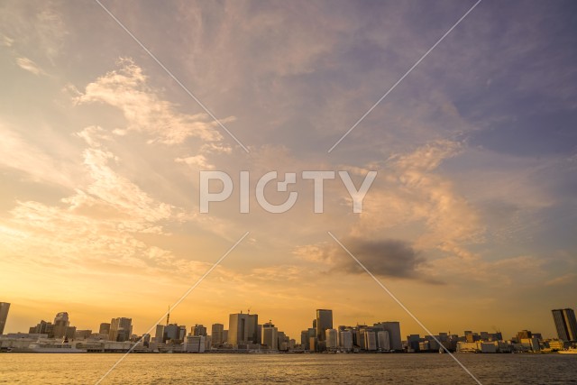 東京湾から見える東京の街並みと夕景