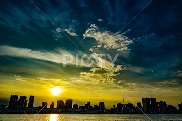 東京湾から見える東京の街並みと夕景