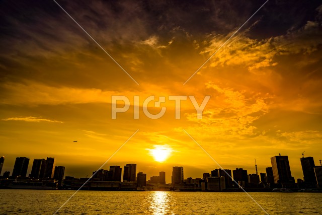 東京湾から見える東京の街並みと夕景