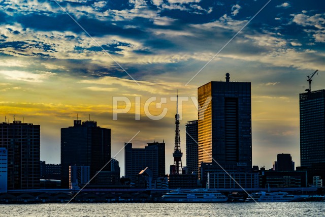 東京湾から見える東京の街並みと夕景