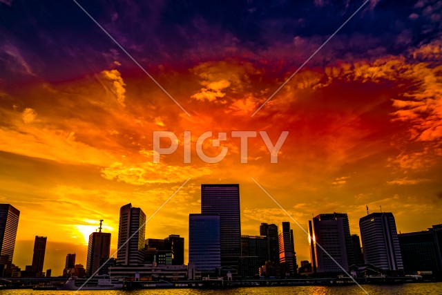 東京湾から見える東京の街並みと夕景