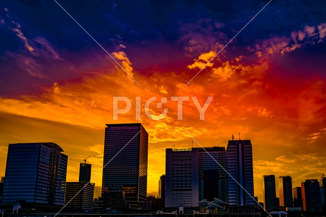 東京湾から見える東京の街並みと夕景