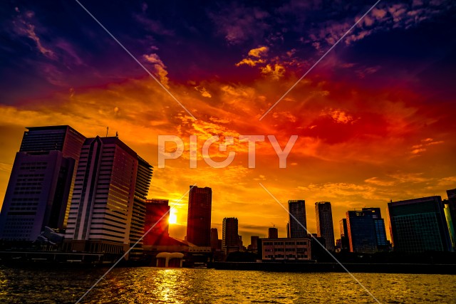 東京湾から見える東京の街並みと夕景