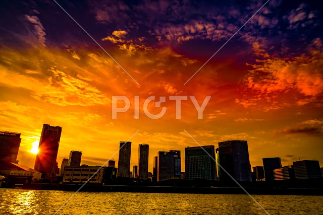 東京湾から見える東京の街並みと夕景