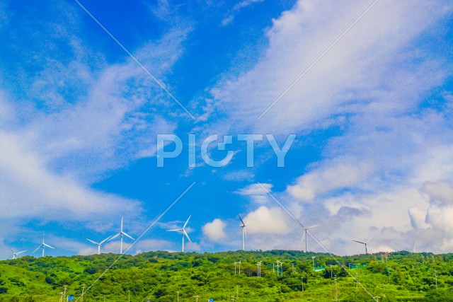 たくさんの風力発電所（再生可能エネルギー）