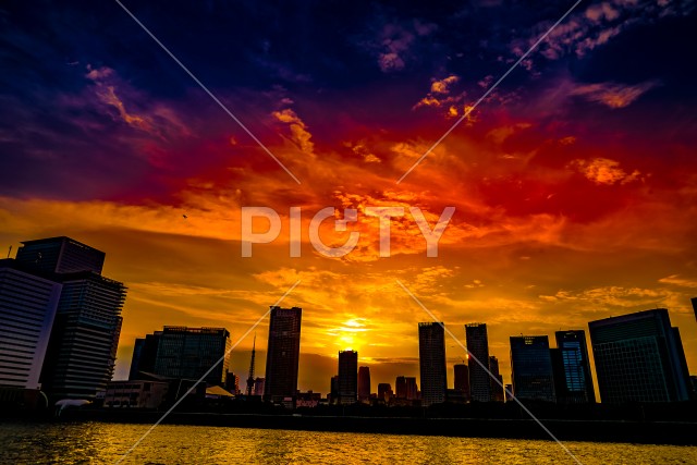 東京湾から見える東京の街並みと夕景