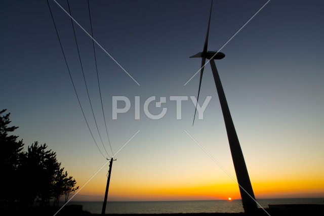 風力発電所と夕景（再生可能エネルギー）