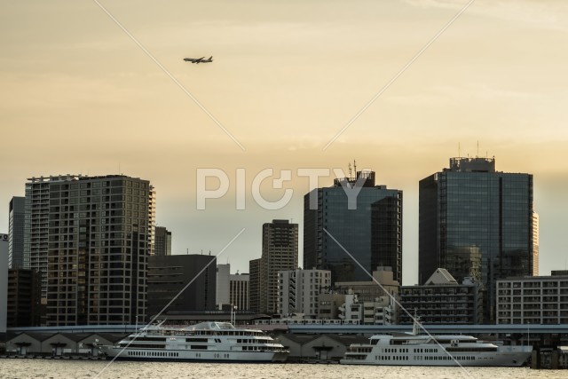 東京の町並みと夕景と飛行機