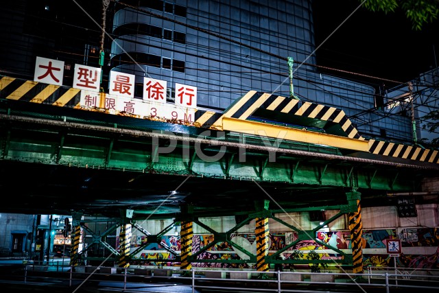 渋谷の高架下の夜景