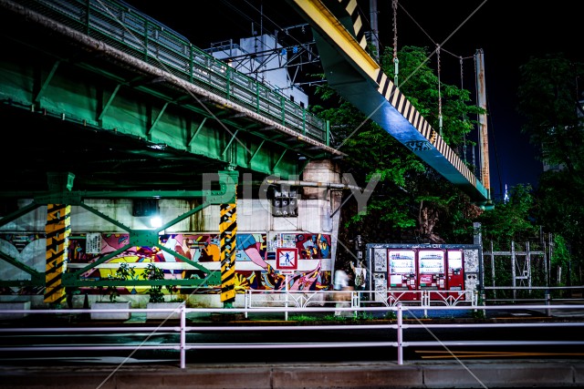 渋谷の高架下の夜景