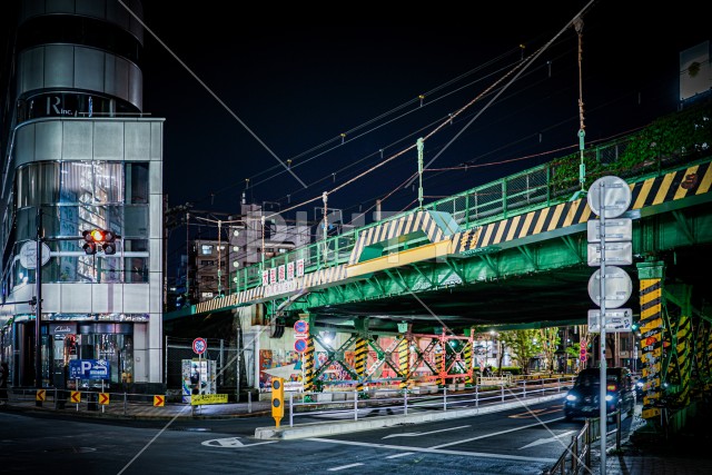 渋谷の高架下の夜景