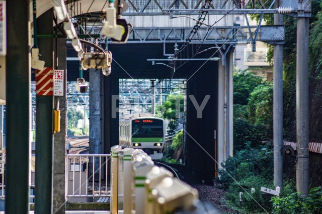 山手線と東京のビル群