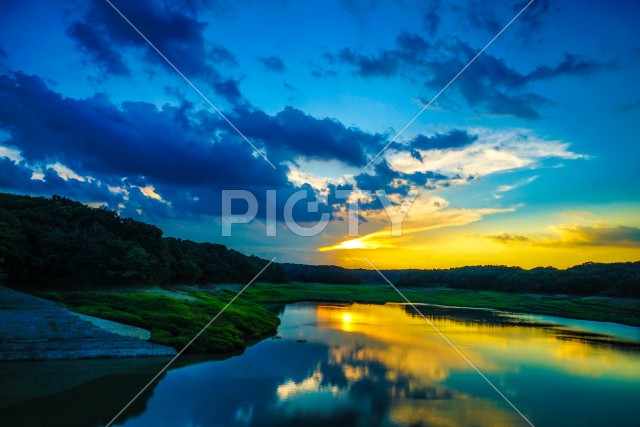 多摩湖・村山上貯水池の夕暮れ