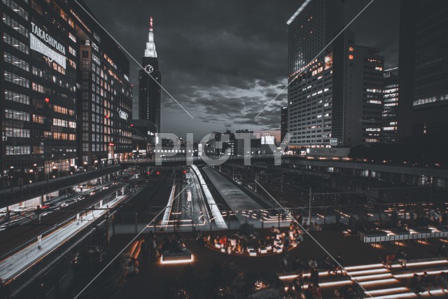 新宿駅新南口の夜景