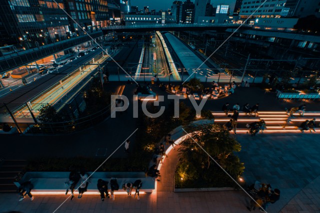 新宿駅新南口の夜景