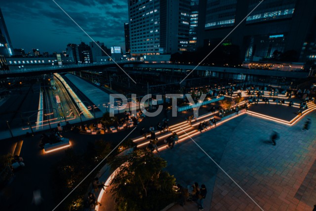 新宿駅新南口の夜景