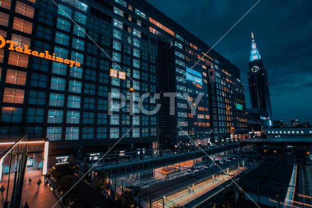 新宿駅新南口の夜景