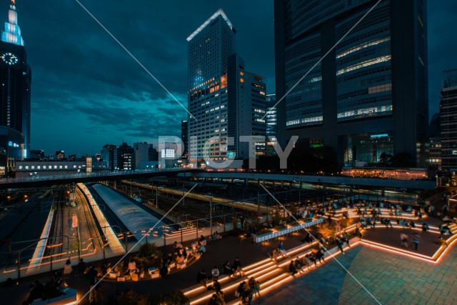 新宿駅新南口の夜景