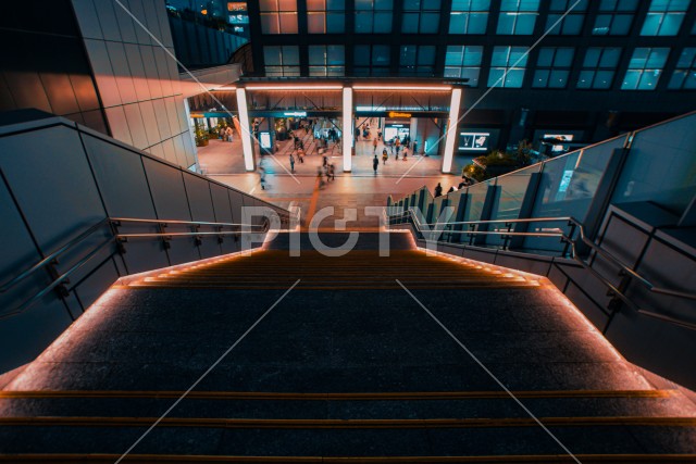 新宿駅新南口の夜景