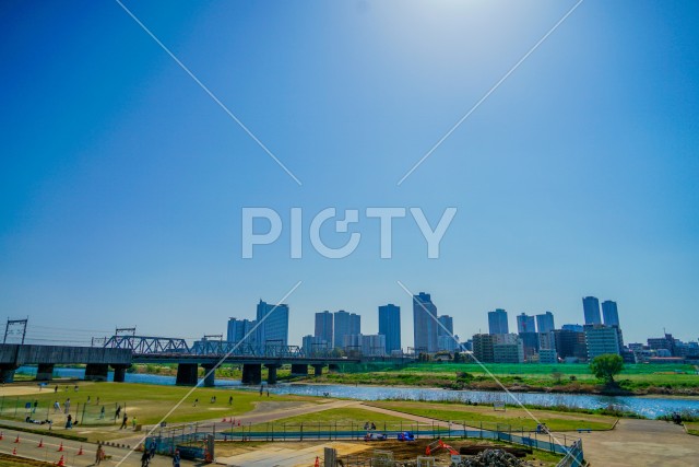 武蔵小杉のビル群と多摩川