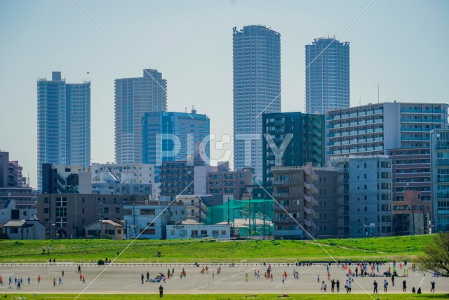 武蔵小杉のビル群と多摩川河川敷