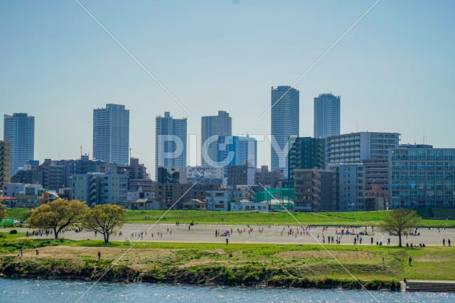 武蔵小杉のビル群と多摩川河川敷