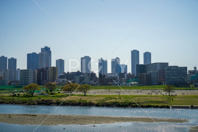 武蔵小杉のビル群と多摩川河川敷