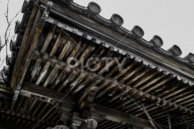 古い神社の外壁（日本文化）