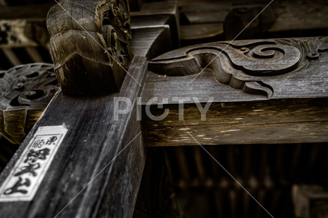 古い神社の外壁（日本文化）