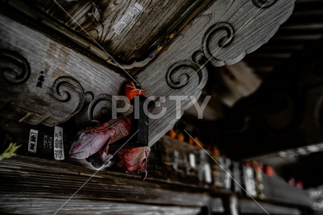 古い神社の外壁（日本文化）