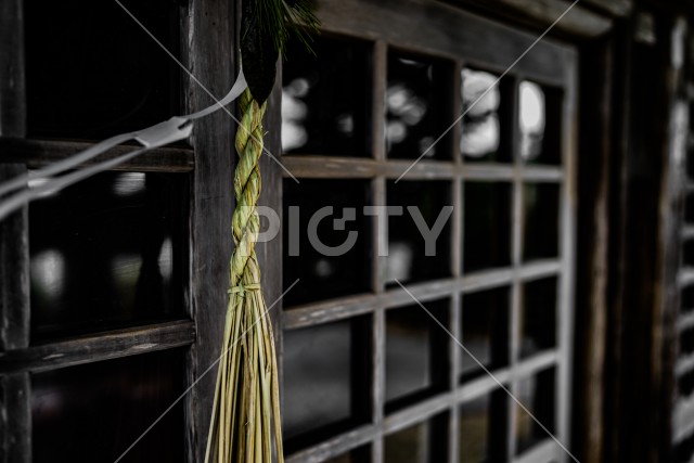 古い神社の外壁（日本文化）