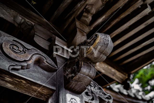 古い神社の外壁（日本文化）