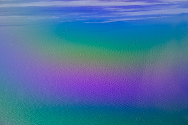 石垣島沖の虹色の海