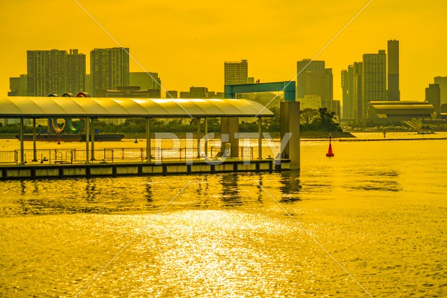 お台場海浜公園水上バスのりばの夕景