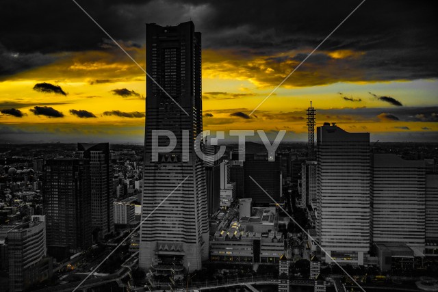 横浜ランドマークタワーと夕景