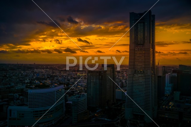 横浜ランドマークタワーと夕景