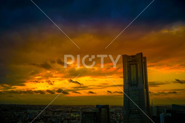 横浜ランドマークタワーと夕景