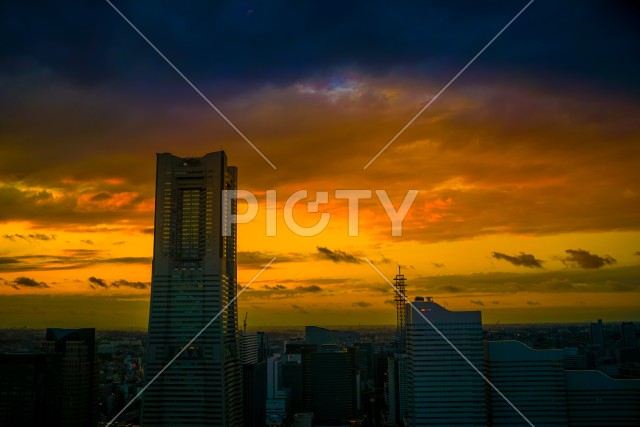 横浜ランドマークタワーと夕景