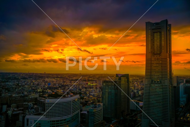 横浜ランドマークタワーと夕景