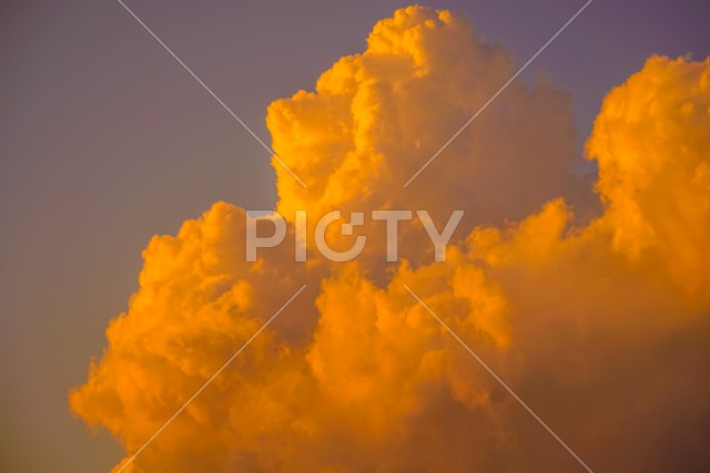 夕日に照らされる入道雲