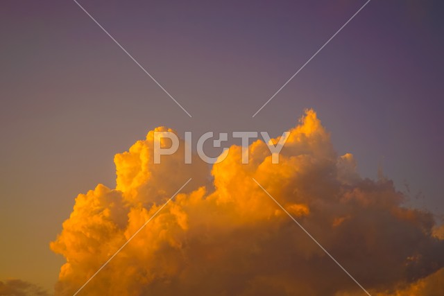 夕日に照らされる入道雲