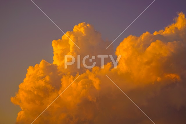 夕日に照らされる入道雲