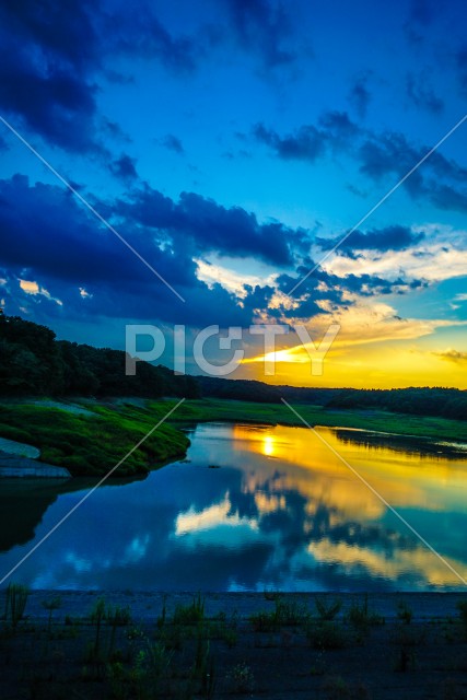 多摩湖・村山上貯水池の夕暮れ