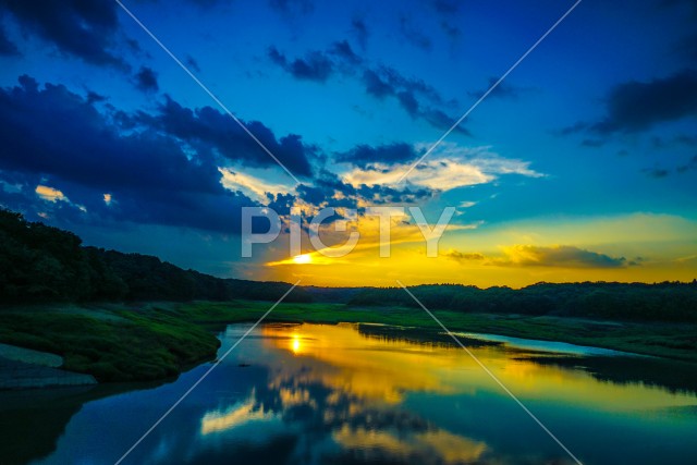 多摩湖・村山上貯水池の夕暮れ